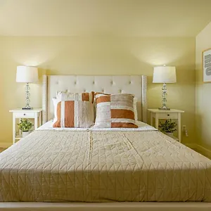  Holiday home Stylish North Townhouse- Dual Master